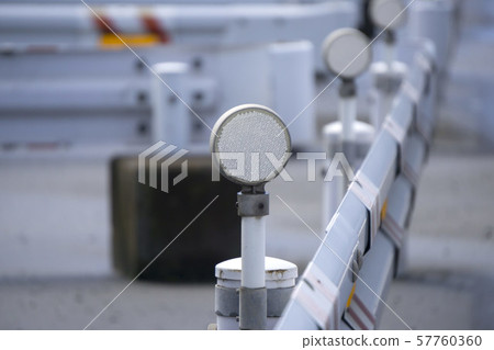 護欄的眼睛路標的反射器 護欄的眼睛路標的反射器 57760360