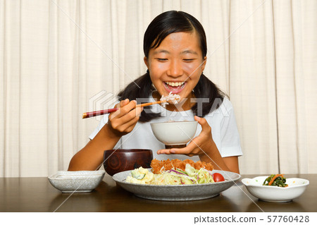 女孩吃炸豬排 女孩吃炸豬排 57760428