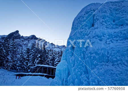Yatsugatake and Yokodake rocks at dawn seen from Akadake mineral spring 57760938