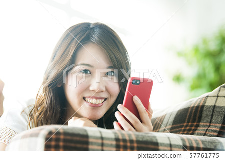 看著照相機的年輕女子智能手機搜索 57761775