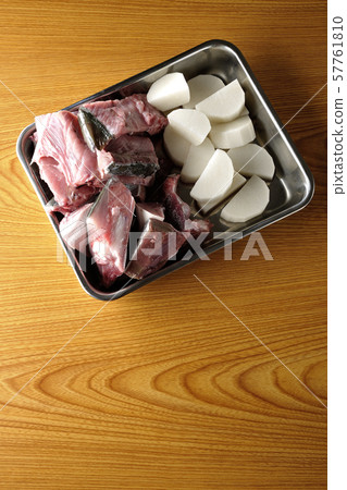 黃尾魚和蘿蔔 黃尾魚和蘿蔔 57761810