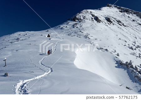 沿著Yatsugatake山/ Iwodake山脊線的登山者 沿著Yatsugatake山/ Iwodake山脊線的登山者 57762175