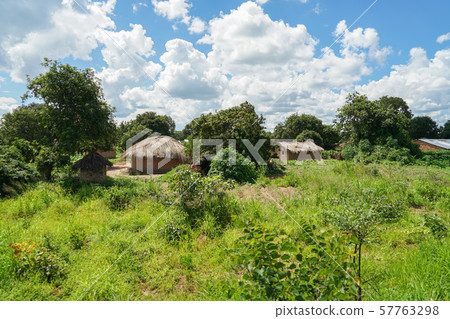 坦贊鐵路火車窗口的讚比亞風景 57763298