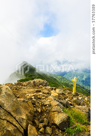 在山頂的風景。 在山頂的風景。 57763389
