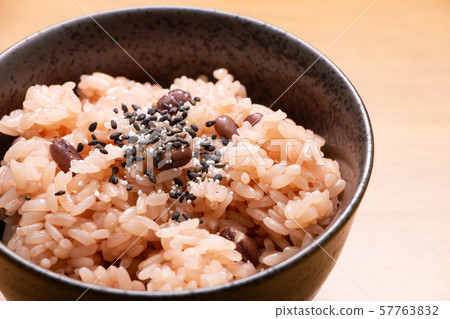 紅米撒上芝麻鹽。 57763832