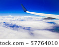 空中旅行在雲層之上 57764010