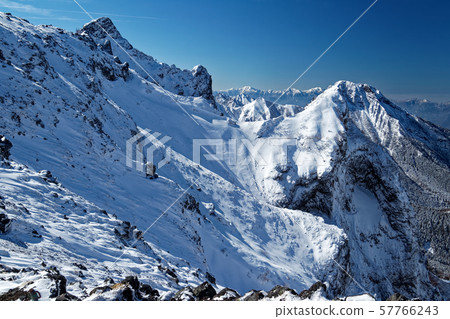 南阿爾卑斯山的八嶽山脈,橫岳岳岩壁和阿美達岳的景色 南阿爾卑斯山的八嶽山脈,橫岳岳岩壁和阿美達岳的景色 57766243