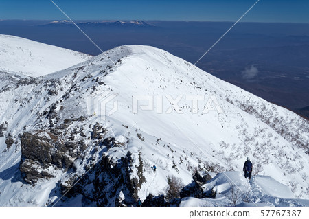 在八嶽山脈和橫嶽山脊線上看到淺間山和登山者的景色 在八嶽山脈和橫嶽山脊線上看到淺間山和登山者的景色 57767387