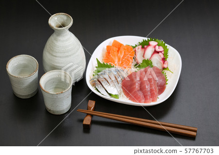 日本酒和生魚片 日本酒和生魚片 57767703