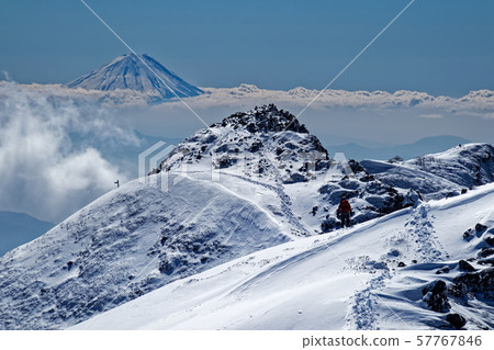 八嶽山脈和橫嶽山脊線上的富士山和登山者景色 八嶽山脈和橫嶽山脊線上的富士山和登山者景色 57767846