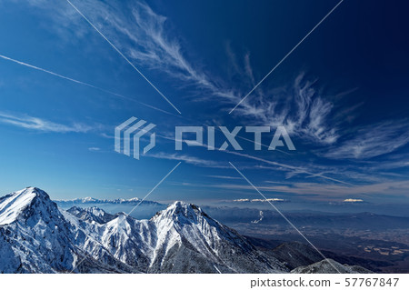 從赤岳,阿米達岳,南阿爾卑斯山,中部阿爾卑斯山和三岳出發的八岳嶽山脈和橫岳主峰的景色 從赤岳,阿米達岳,南阿爾卑斯山,中部阿爾卑斯山和三岳出發的八岳嶽山脈和橫岳主峰的景色 57767847