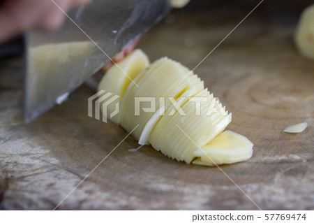 切馬鈴薯，粘板，土豆，ジャガイモ、粘着皿、ジャガイモ、Cut potatoes, potato 57769474