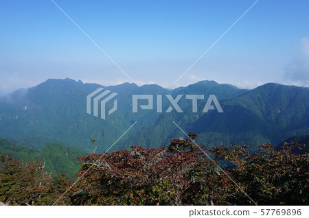 【紀伊山脈的世界遺產和參拜路線】從奈良縣吉野郡天川村大風玄山眺望三條岳的大峰奧隈堂 57769896