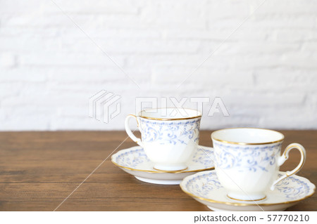 白杯碟和咖啡 白杯碟和咖啡 57770210