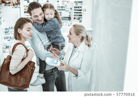 A druggist consulting the spouses and their daughter 57770918