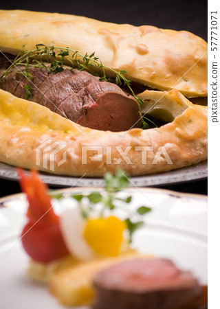 High-class image of pie-wrapped roast beef High-class image of pie-wrapped roast beef 57771071