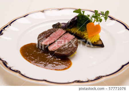 An image of a luxurious main dish - an image of roast beef pie tsutsumi 57771076