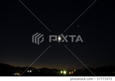 從北斗市竹川町出發。行星進近/月球,金星,木星。紅星是安塔雷斯 從北斗市竹川町出發。行星進近/月球,金星,木星。紅星是安塔雷斯 57773972