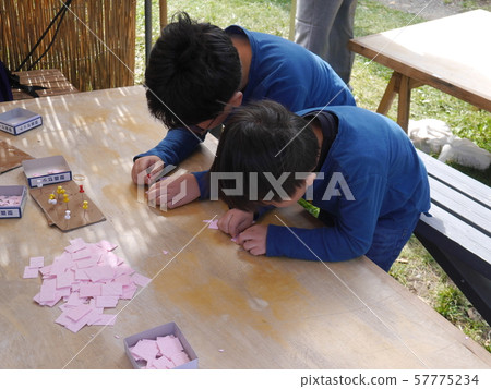 孩子們在玩一個節日 57775234