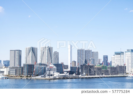 與正在建設的塔公寓的水邊城市景觀 與正在建設的塔公寓的水邊城市景觀 57775284