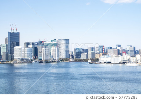 海濱的都市風景與塔公寓的 海濱的都市風景與塔公寓的 57775285