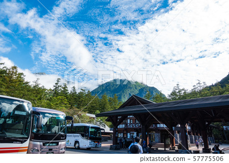 長野上高地的巴士停車場 長野上高地的巴士停車場 57775506