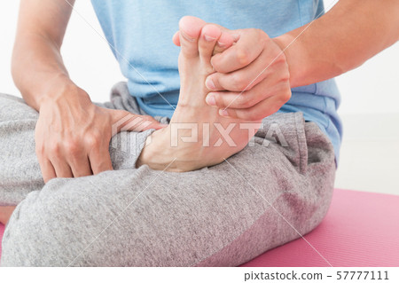 Men stretching 57777111