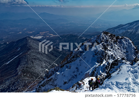 八岳峰和赤岳峰頂的登山者以及甲府盆地和富士山的景色 八岳峰和赤岳峰頂的登山者以及甲府盆地和富士山的景色 57778756