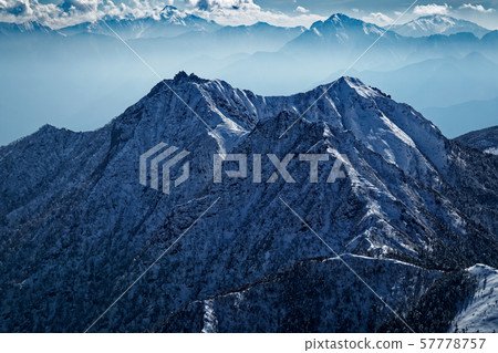 從八嶽山脈看到的宮根山和南阿爾卑斯山的山脈 57778757