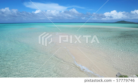 池島的大海可以俯瞰宮古島的岡島 池島的大海可以俯瞰宮古島的岡島 57779746