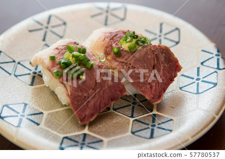 壽司和生魚片 57780537