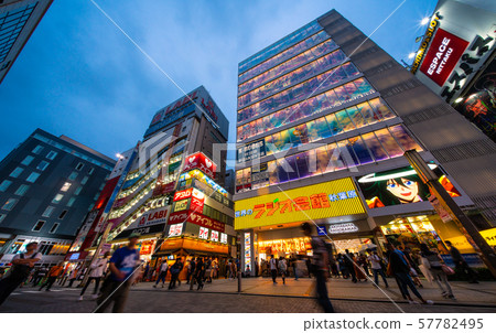 日本的東京都市風景，東京/秋葉原站前廣場開發（在電氣市鎮誕生的新建築物，屏幕的左後方） 57782495