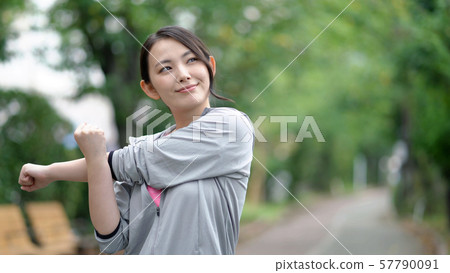 女性伸展 57790091