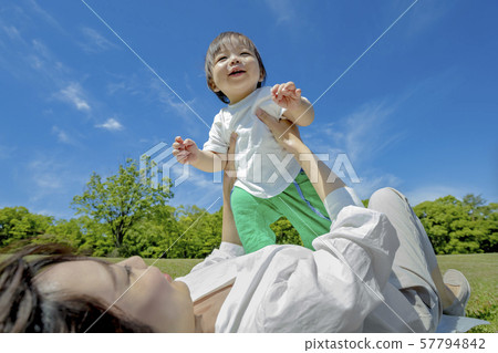 母親和兒子在公園玩 57794842