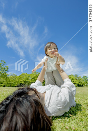 母親和兒子在公園玩 母親和兒子在公園玩 57794856