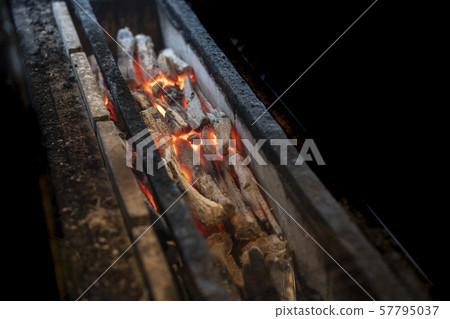 炭火 57795037