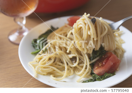Lettuce and tomato peperoncino Lettuce and tomato peperoncino 57795040