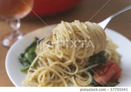 Ario Orio Peperoncino with tomato and lettuce Ario Orio Peperoncino with tomato and lettuce 57795041