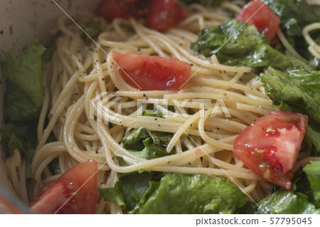Lettuce and tomato pasta Lettuce and tomato pasta 57795045