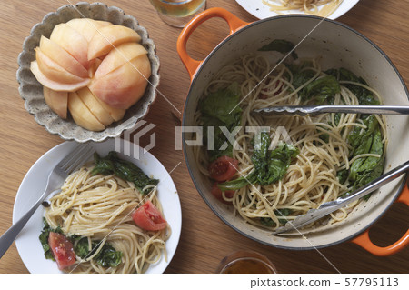 桃,生菜和番茄意大利面表 桃,生菜和番茄意大利面表 57795113
