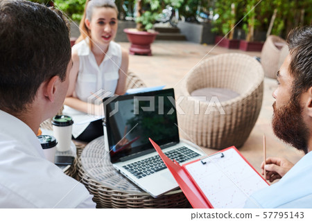 Group of business people meeting at cafe Group of business people meeting at cafe 57795143