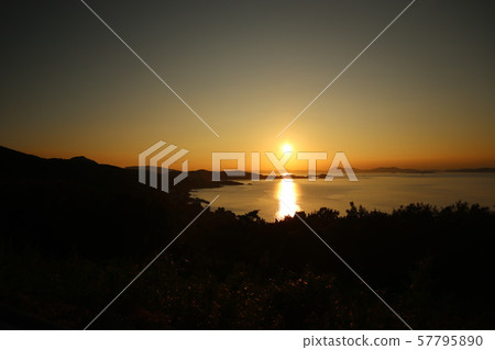 Setting sun Setting sun 57795890