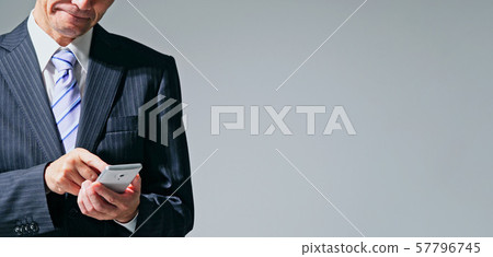使用智能手機的成熟人 57796745