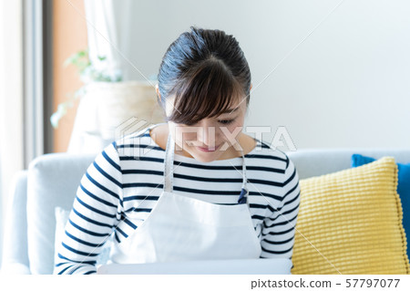 家庭主婦看著電腦 家庭主婦看著電腦 57797077