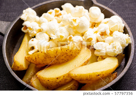 Popcorn and French fries (with skin and natural cut). Assorted skillet. 57797356