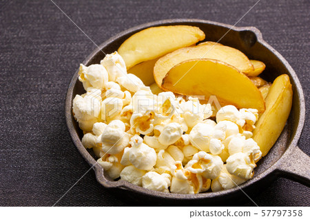 Popcorn and French fries (with skin and natural cut). Assorted skillet. 57797358