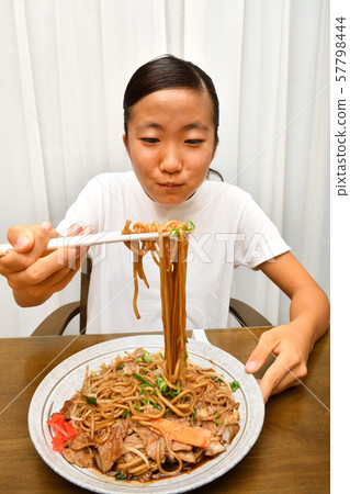 女孩吃炒麵 57798444