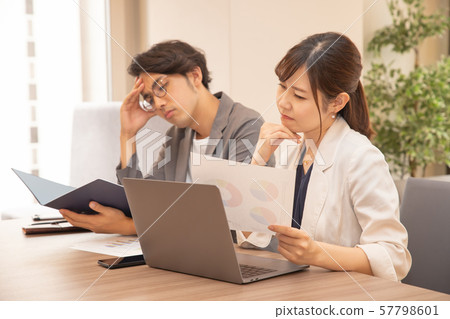 商務人士男人們男子 商務人士男人們男子 57798601