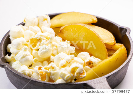 Popcorn and French fries (with skin and natural cut). Assorted skillet. 57799477