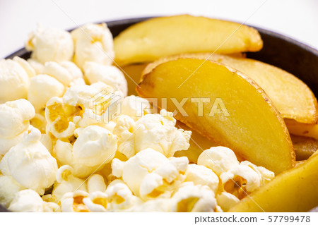 Popcorn and French fries (with skin and natural cut). Assorted skillet. 57799478